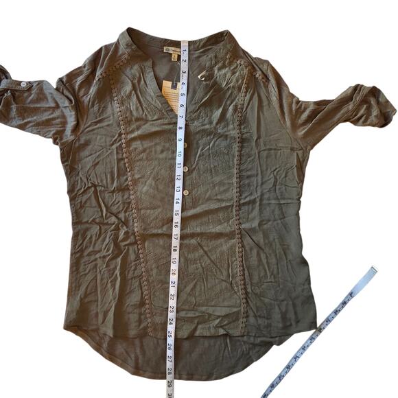 Democracy Blouse NWT V-neck button front, roll tab sleeves sz Large green - Picture 8 of 10